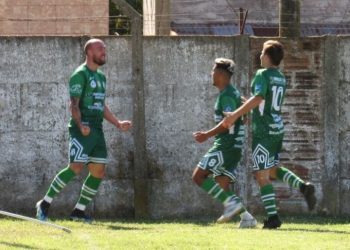 Jorge Newbery ya mira a todos desde arriba