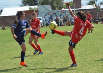 Comenzó la competencia oficial de fútbol femenino