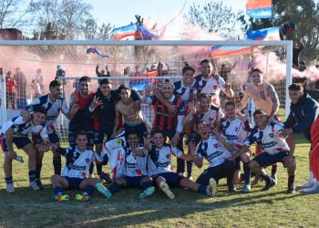 Juventud goleó a Deportivo pero no lo bajó de la punta