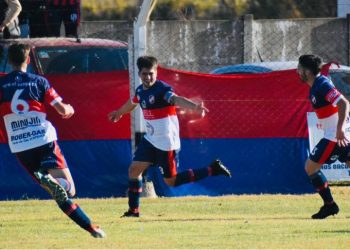 Atlético Quenumá quedó como único líder